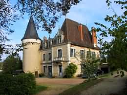 Lovely 18th century castle with a 15th century tower in Aquitaine