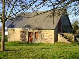 A stone barn to renovate in the Normandy area
