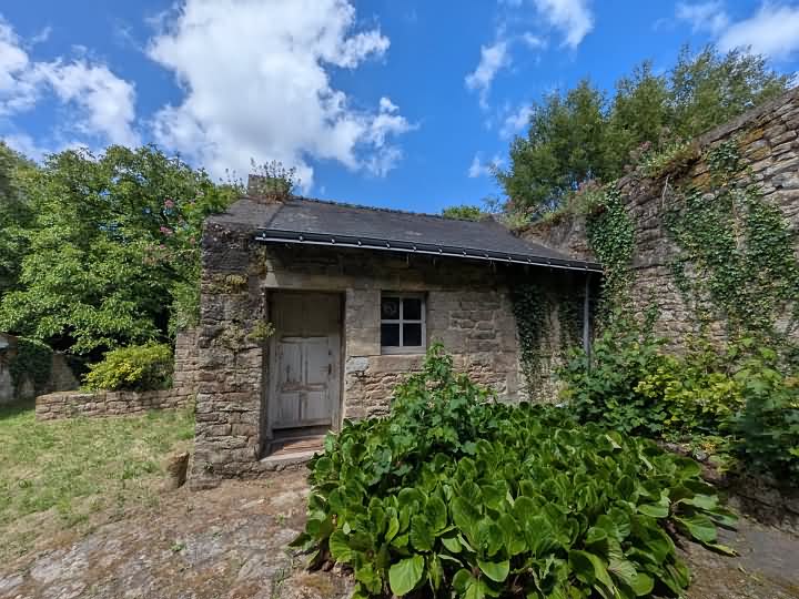R