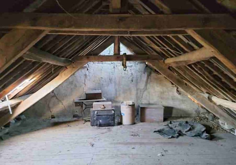 Stone house to renovate near Bion