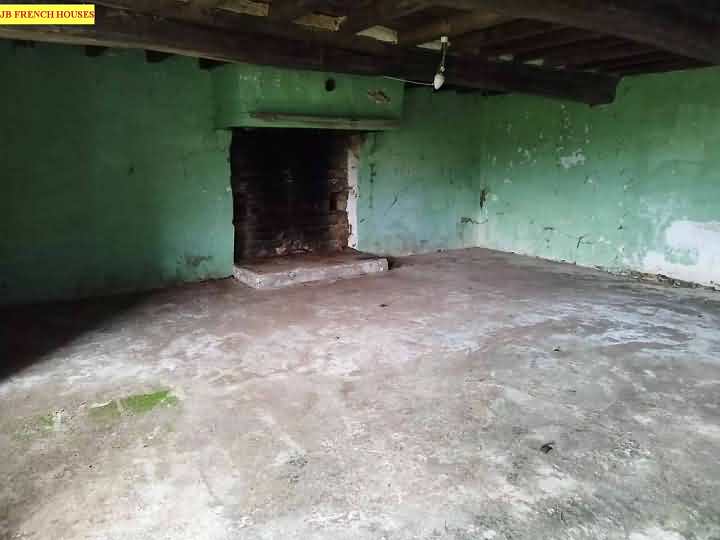 Stone barn to renovate near Le Jarry