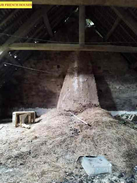 Stone barn to renovate near Le Jarry