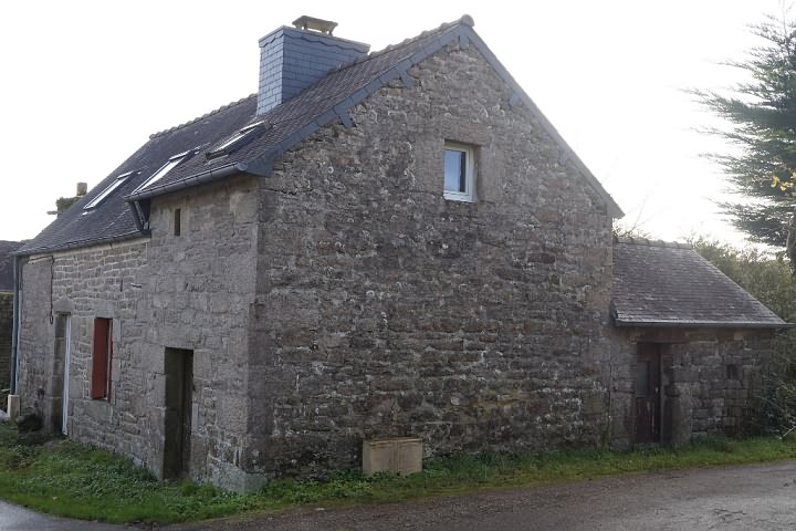 Stone house to renovate near Kerraden