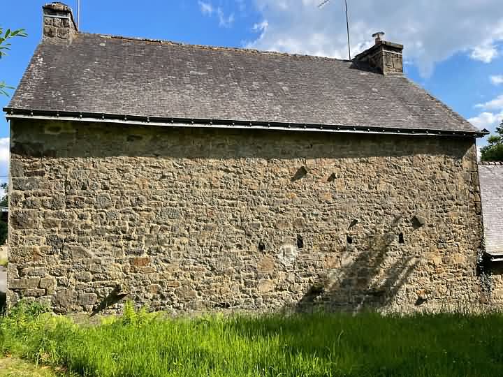 2 bed stone house for sale near Brittany centre