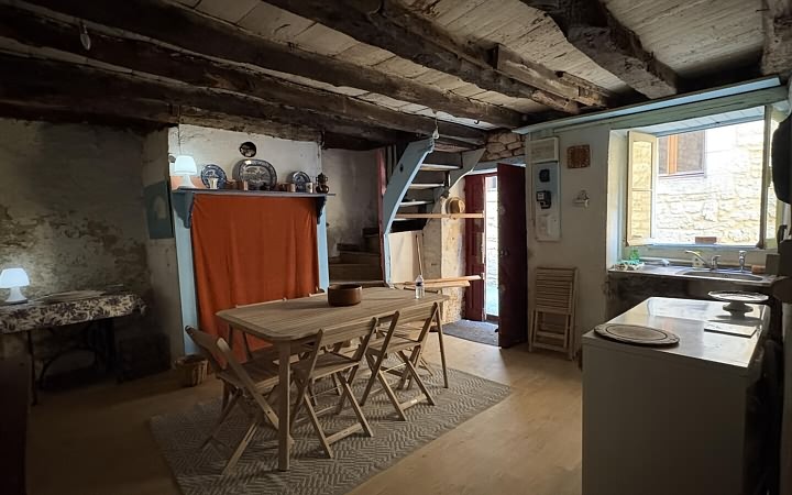 Stone house to renovate near Aubas