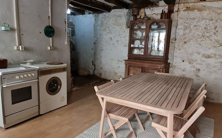 Stone house to renovate near Aubas