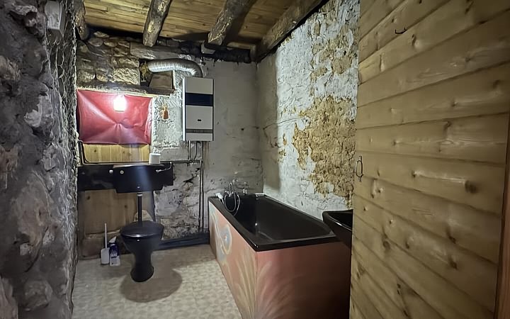Stone house to renovate near Aubas