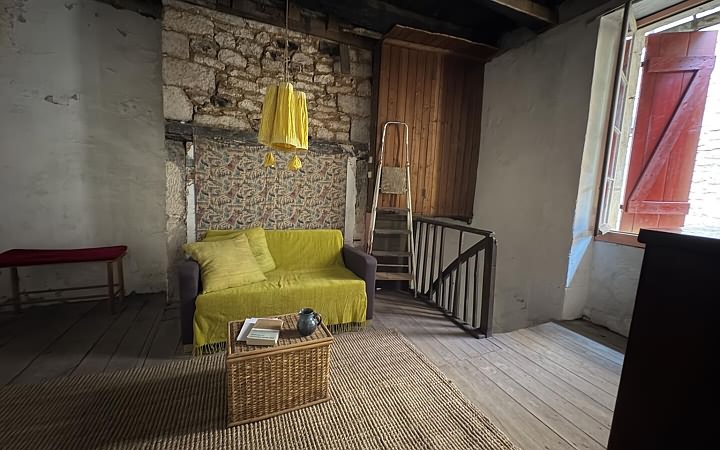Stone house to renovate near Aubas