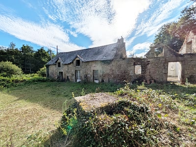 Stone house to renovate near Brittany centre
