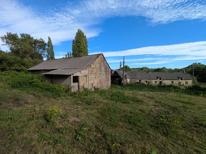 Stone house to renovate near Brittany centre