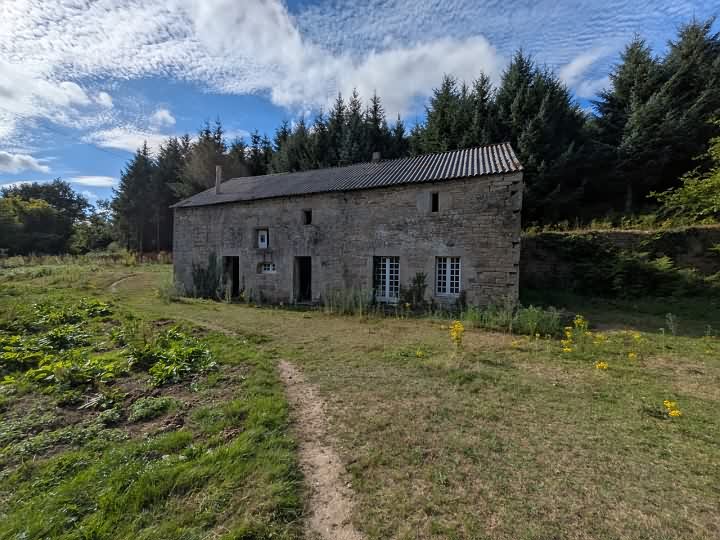 Stone house to renovate near Brittany centre
