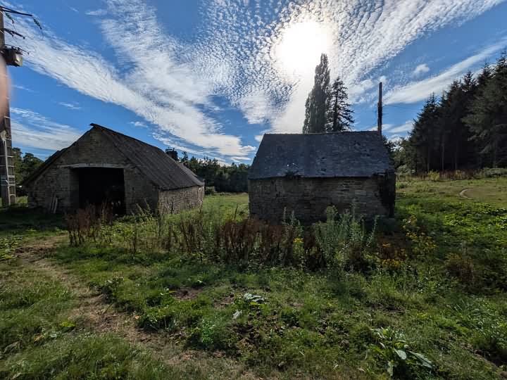 Stone house to renovate near Brittany centre