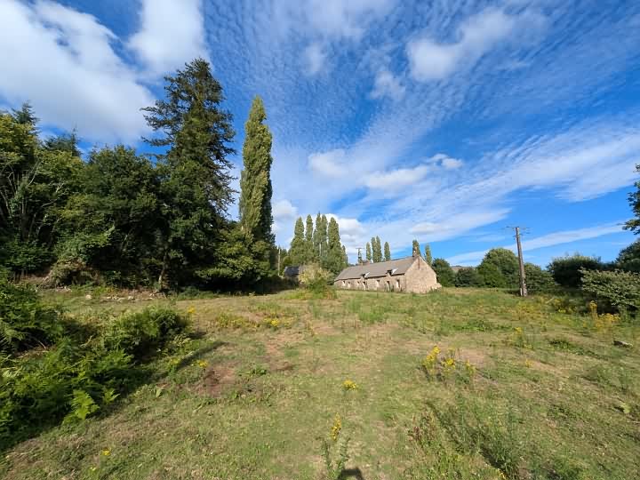 Stone house to renovate near Brittany centre