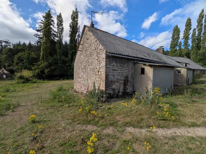 Stone house to renovate near Brittany centre