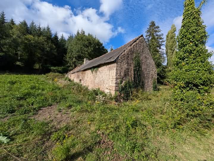 Stone house to renovate near Brittany centre