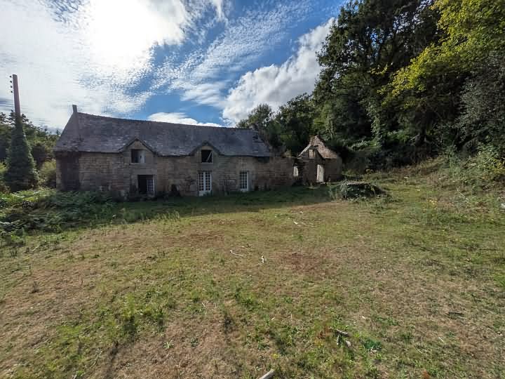 Stone house to renovate near Brittany centre