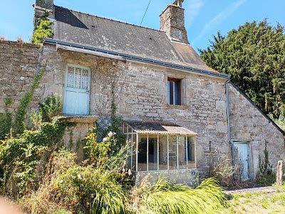 Stone house to renovate near Brittany centre
