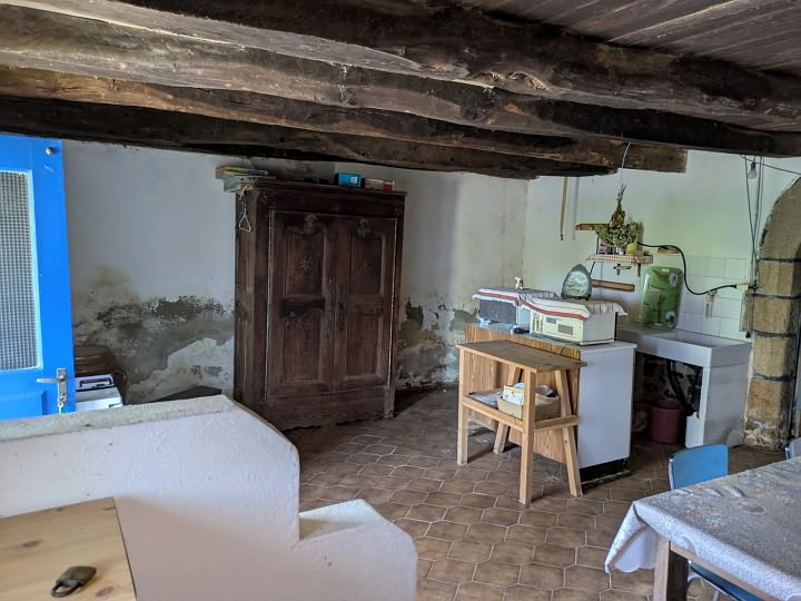 Stone house to renovate near Brittany centre