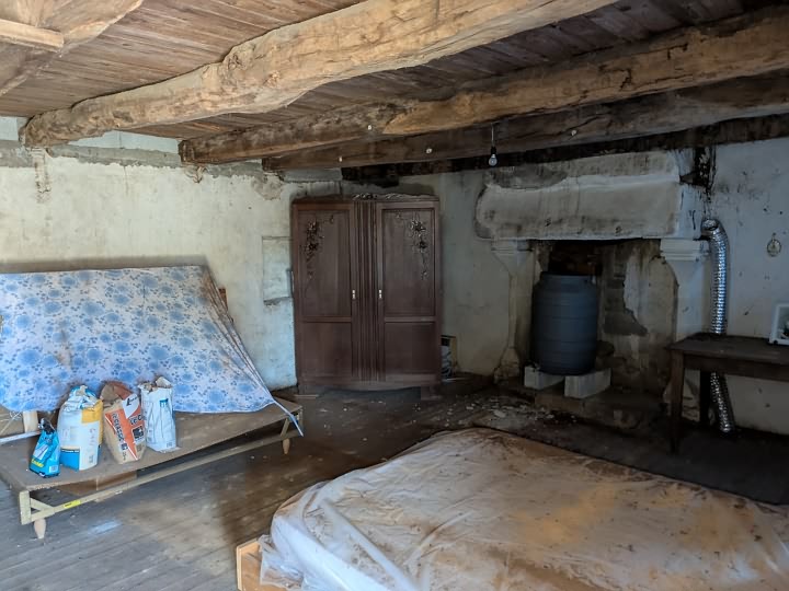 Stone house to renovate near Brittany centre