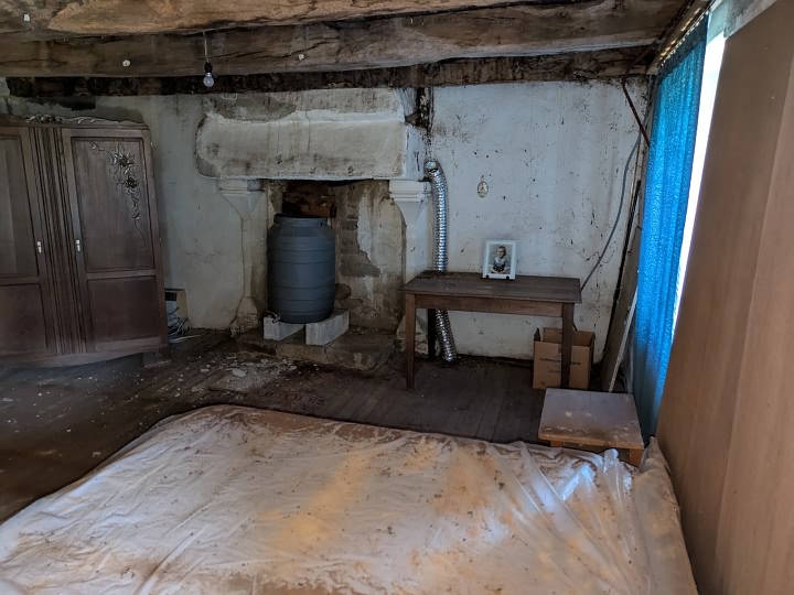 Stone house to renovate near Brittany centre