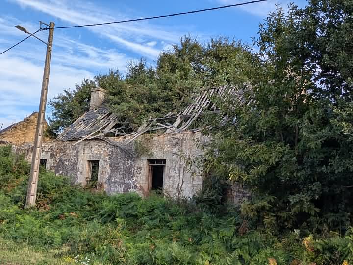 Stone house to renovate near Brittany centre