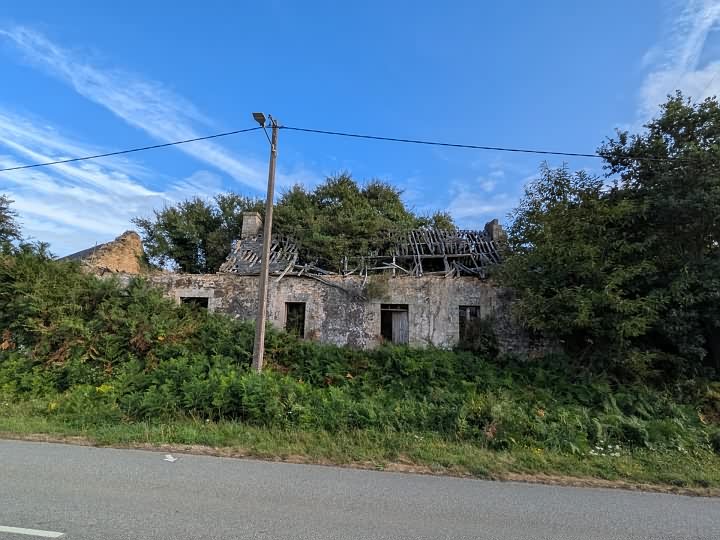 Stone house to renovate near Brittany centre