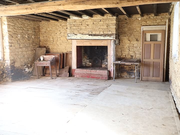 Stone house to renovate near Le Jarry