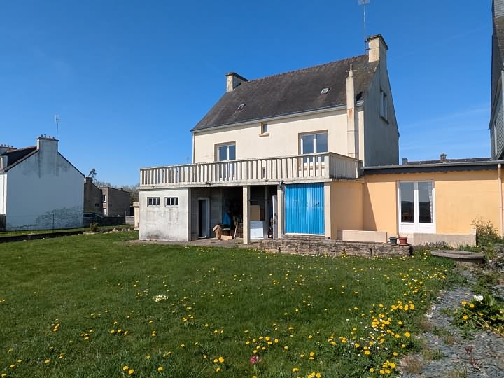 6 bed house for sale near Brittany centre