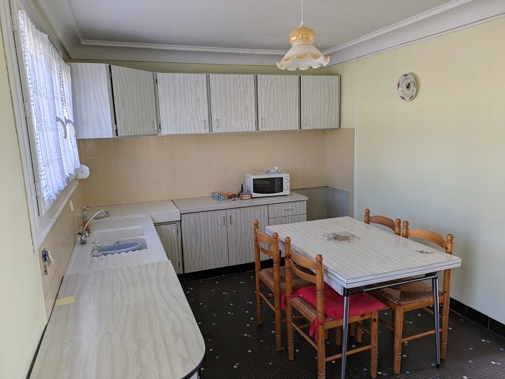 6 bed house for sale near Brittany centre