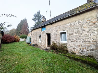 Stone house to renovate near Brittany centre