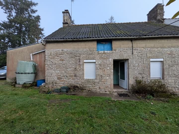 Stone house to renovate near Brittany centre