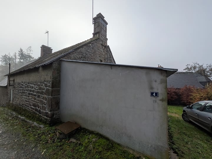 Stone house to renovate near Brittany centre