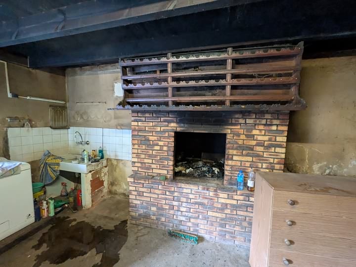 Stone house to renovate near Brittany centre