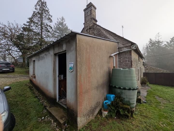 Stone house to renovate near Brittany centre