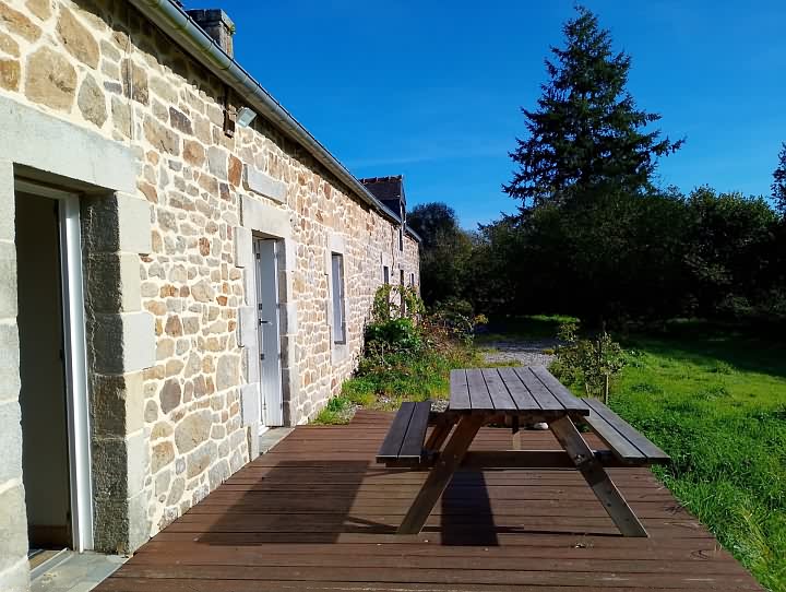 2 bed stone house for sale near Brittany centre