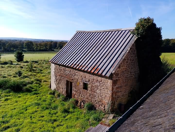 2 bed stone house for sale near Brittany centre