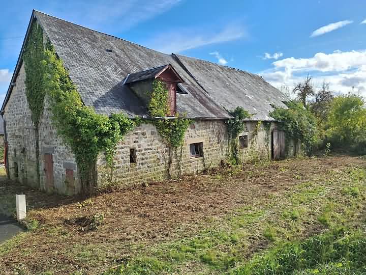 Stone house to renovate near Clairet