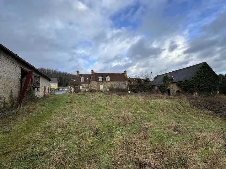 Stone house to renovate near Clairet