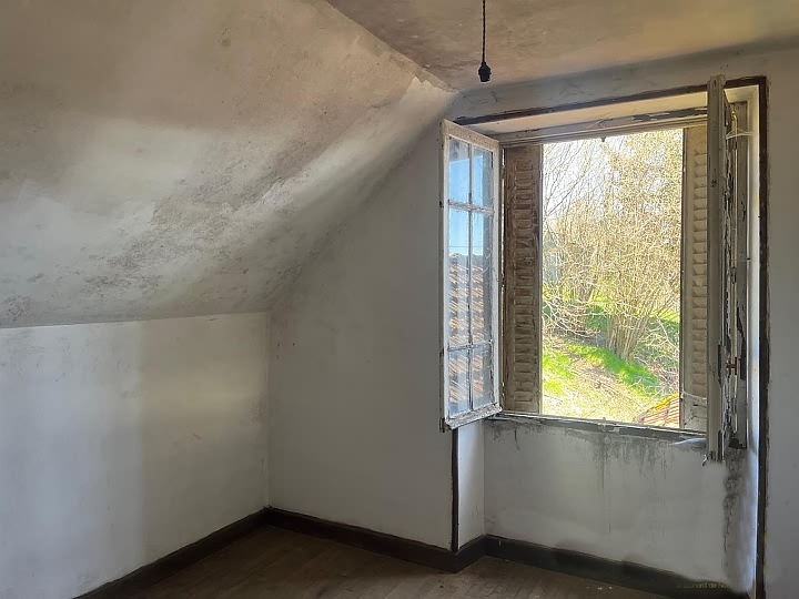 Stone house to renovate near Affieux