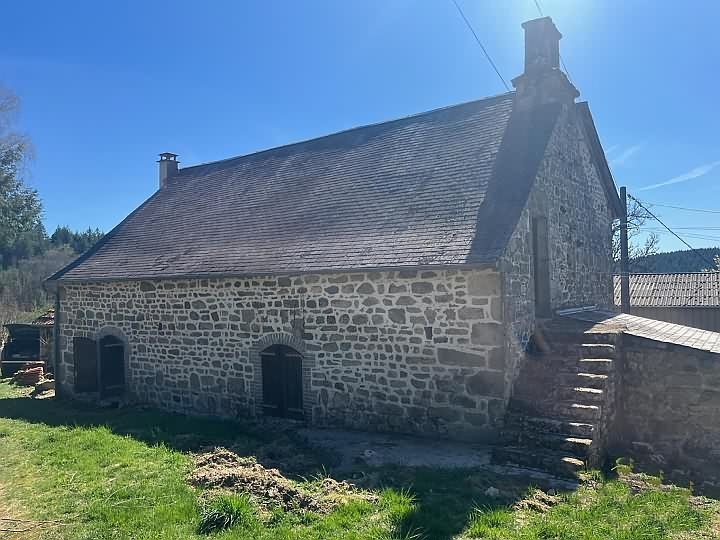 Stone house to renovate near Affieux