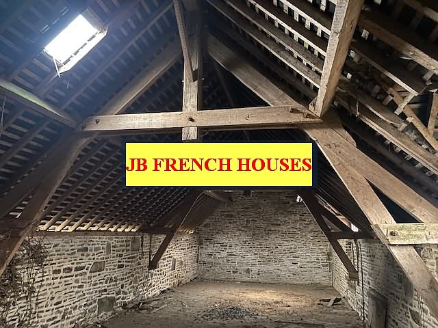 Stone house to renovate near Burcy