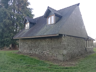 Stone house to renovate near Brittany centre