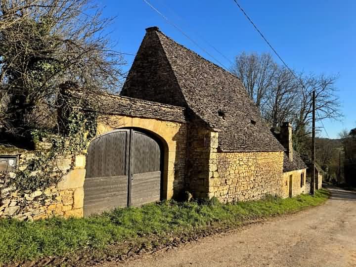 4 bed stone farmhouse for sale near Castels