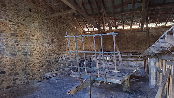 Stone barn to renovate near Goulat