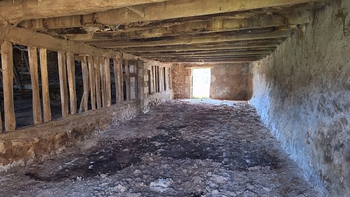 Stone barn to renovate near Goulat