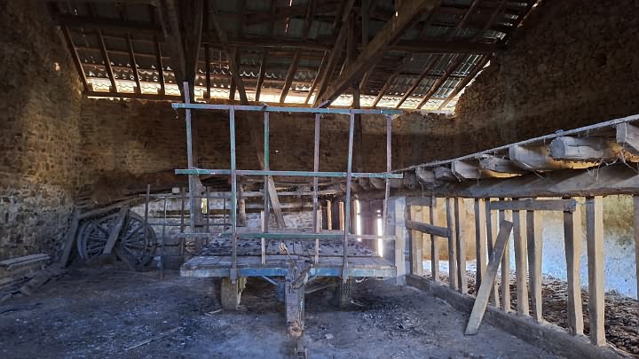 Stone barn to renovate near Goulat