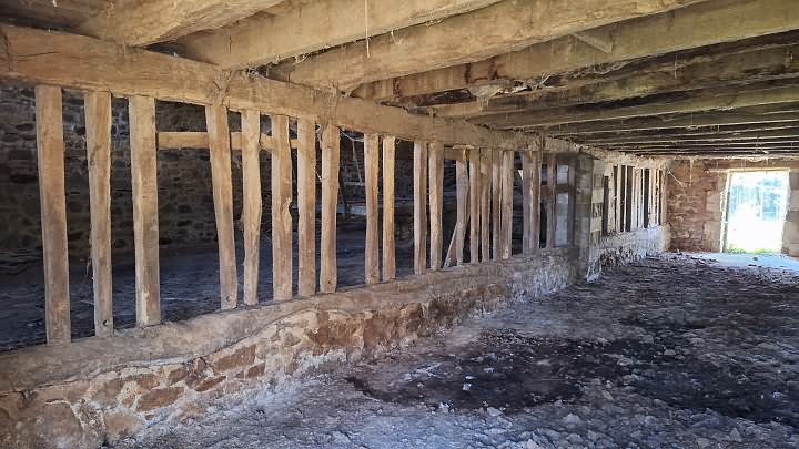 Stone barn to renovate near Goulat