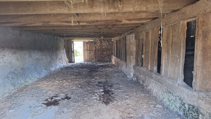 Stone barn to renovate near Goulat
