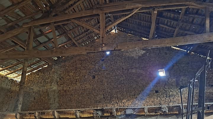 Stone barn to renovate near Goulat