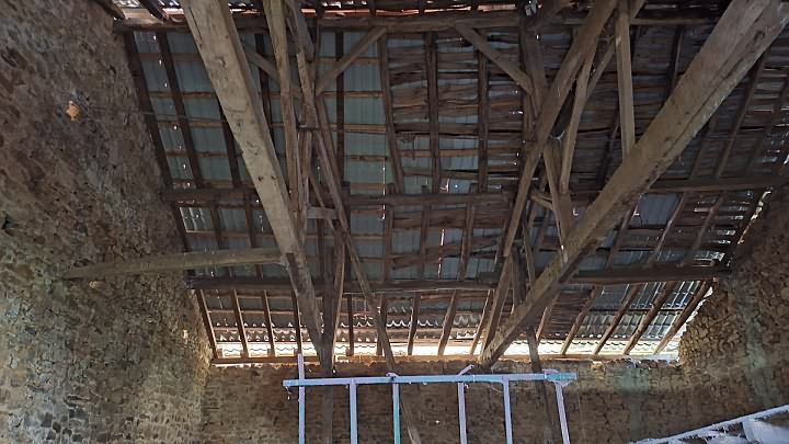 Stone barn to renovate near Goulat